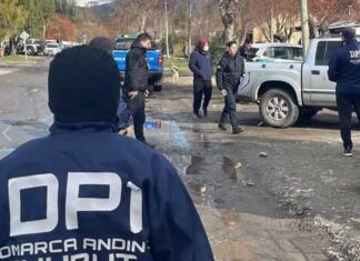 Se hicieron pasar por pastores para engañar a un jubilado y le robaron $500.000 Tras un allanamiento la DPI Comarca Andina recuperó los 500.000 pesos sustraído a un adulto mayor de El Maitén y secuestró elementos de interés para la causa. La pareja de estafadores es de El Bolsón y tiene antecedentes en Chubut.