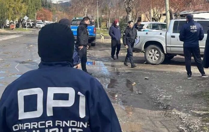 Tras un allanamiento la DPI Comarca Andina recuperó los 500.000 pesos sustraído a un adulto mayor de El Maitén y secuestró elementos de interés para la causa. La pareja de estafadores es de El Bolsón y tiene antecedentes en Chubut.