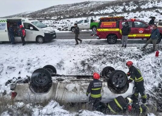Ruta 40: cuatro funcionarios de Educación volcaron sobre hielo y nieve y terminaron en el hospital