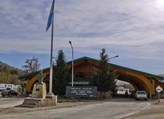 Cambia la circulación en dos pasos fronterizos de Neuquén por un vuelco y obras viales