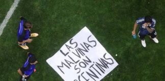 La bandera de Malvinas que llevó la Selección llegó al cementerio de Darwin