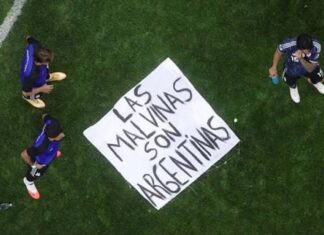 La bandera de Malvinas que llevó la Selección llegó al cementerio de Darwin