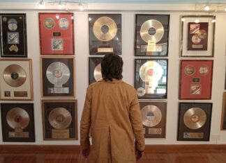 La increíble colección de The Beatles que llegó a San Isidro: el reloj de John Lennon, una guitarra de McCartney y un submarino amarillo