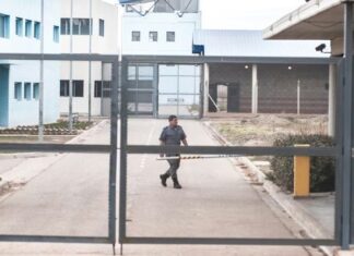 Una docente fue hospitalizada tras un procedimiento de ingreso a la cárcel de Senillosa y suspendieron las clases