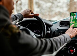 Denunció que un chofer de una app trabó la puerta del auto y le pidió un beso a su hija de 13 años en Cipolletti