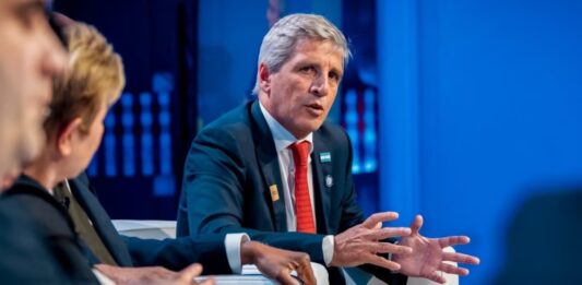 Caputo vinculó las inversiones del RIGI con el fin del cepo cambiario