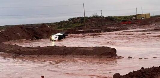 Fuerte temporal en zona Vaca Muerta: una crecida arrastró camionetas y dejó intransitable la Ruta 5