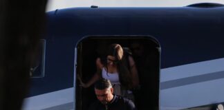 Flávio Bolsonaro llegó a Estados Unidos y el Gobierno argentino guarda silencio sobre el operativo