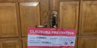 Clausuraron el salón el día de su boda y una pareja neuquina terminó casándose en la vereda