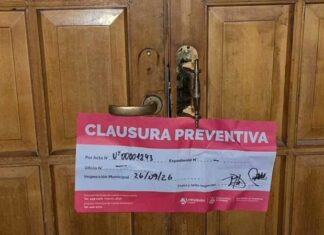 Clausuraron el salón el día de su boda y una pareja neuquina terminó casándose en la vereda