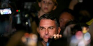 Flávio Bolsonaro ganó la primera vuelta en Brasil y enfrentará a Lula en el balotaje del 25 de octubre