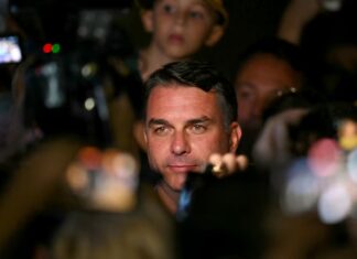 Flávio Bolsonaro ganó la primera vuelta en Brasil y enfrentará a Lula en el balotaje del 25 de octubre